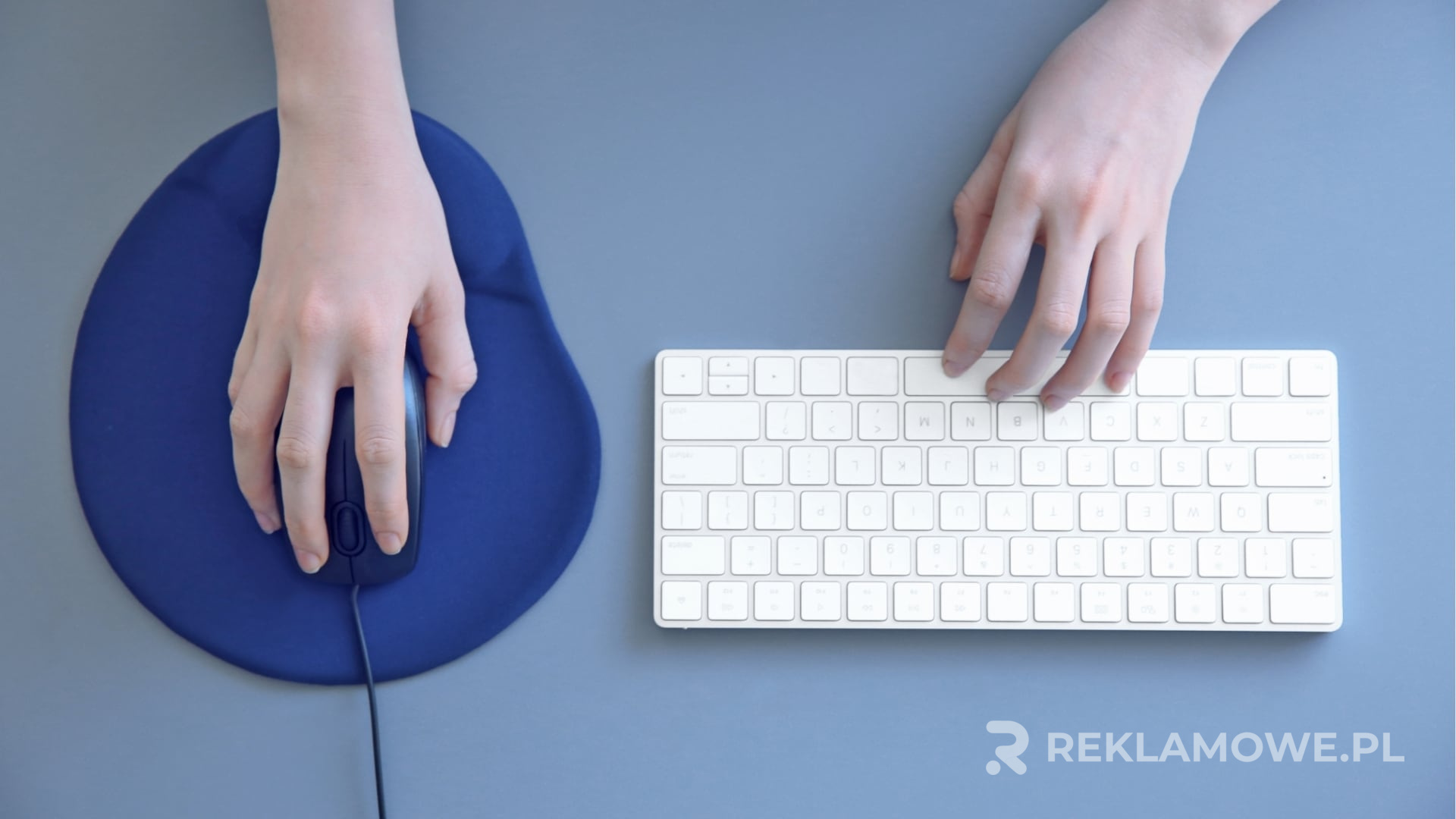 Kolorowe podkładki reklamowe na stoisku targowym
