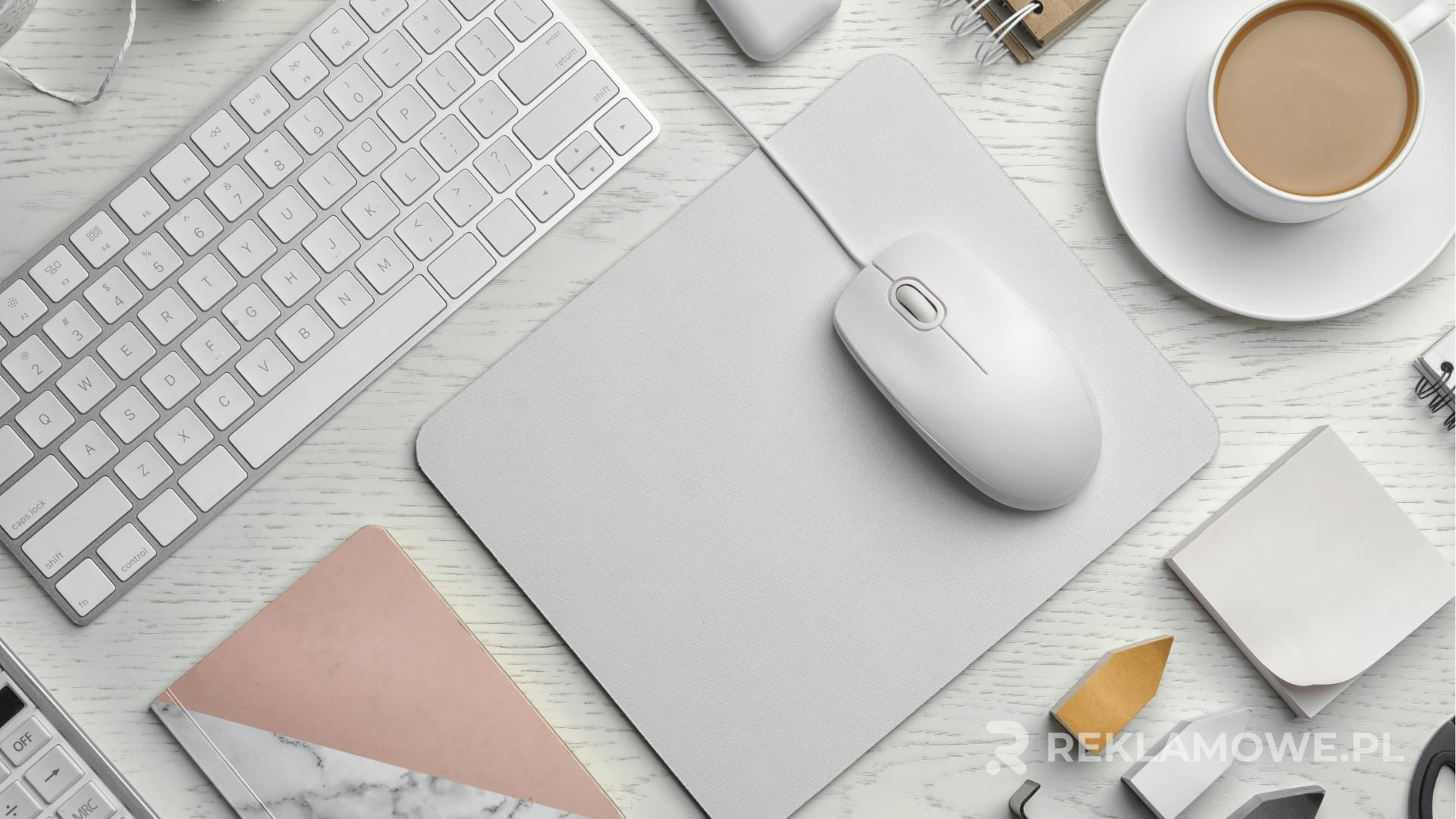 Minimalistyczne podkładki reklamowe na stolik