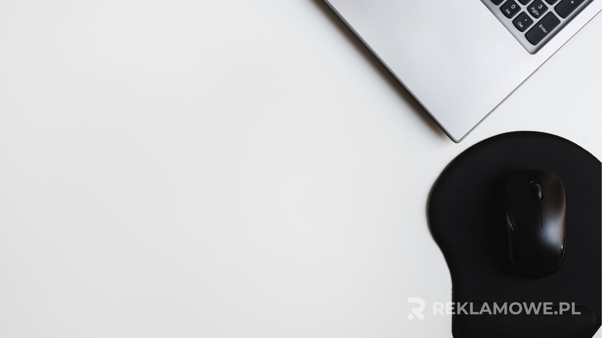 Podkładki reklamowe na stole kawiarni