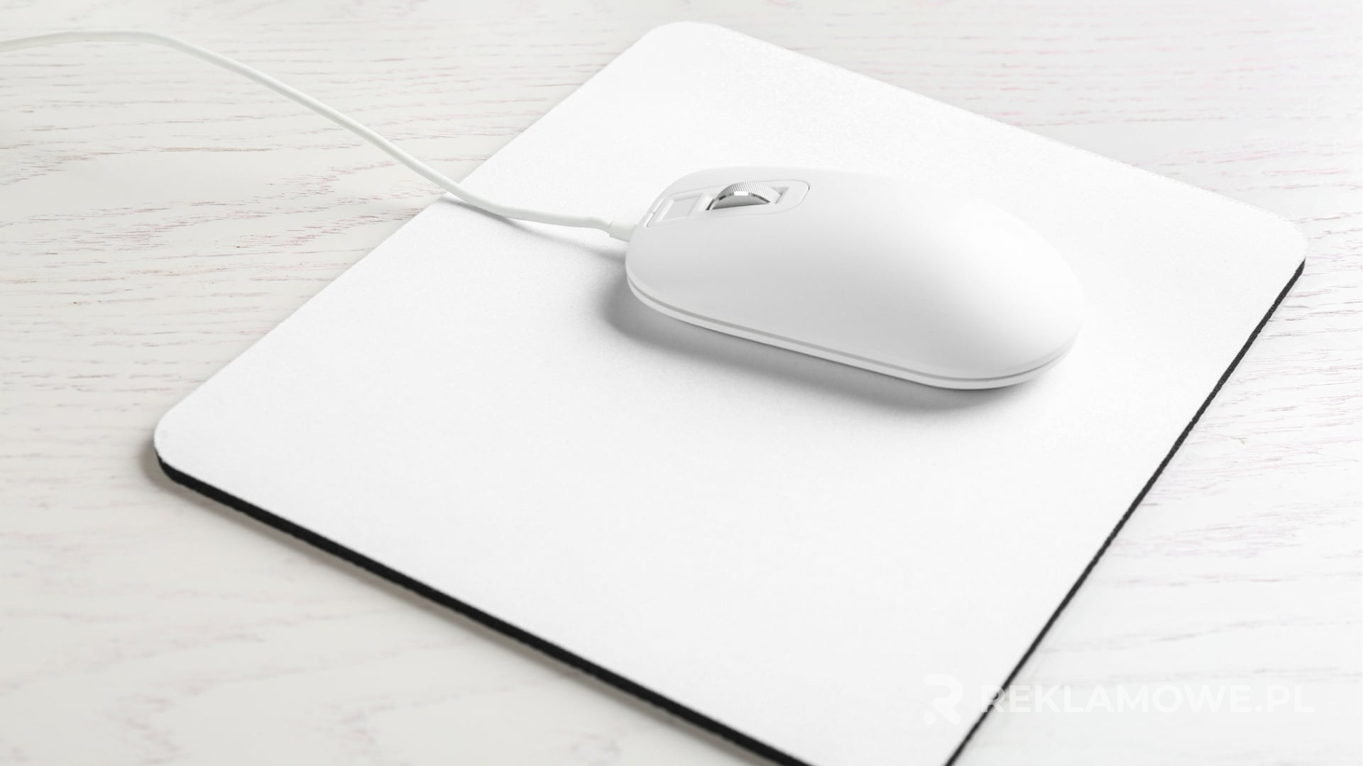 Stos eleganckich podkładek reklamowych z różnych materiałów