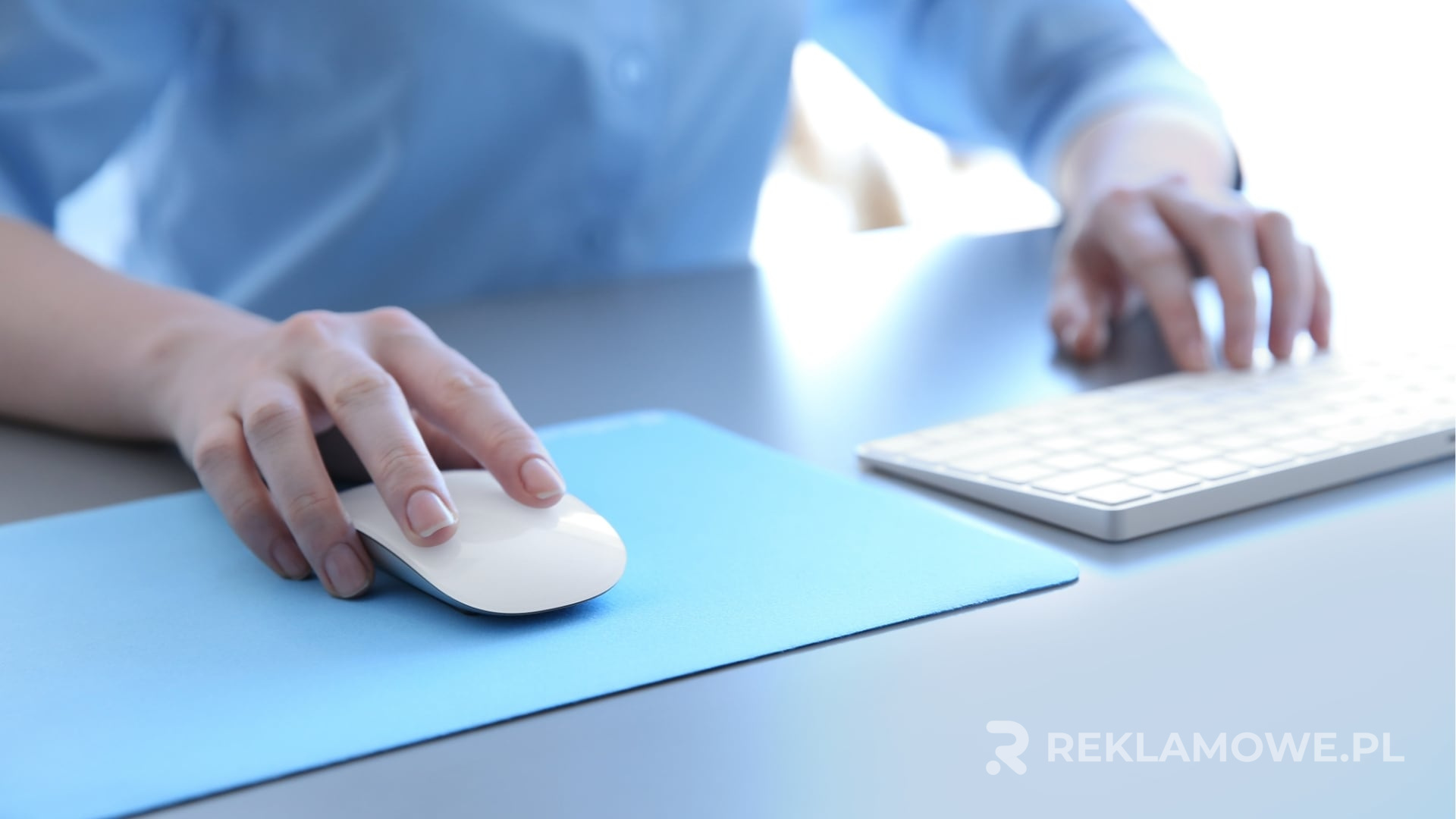 Podkładki reklamowe na stolikach w hotelu