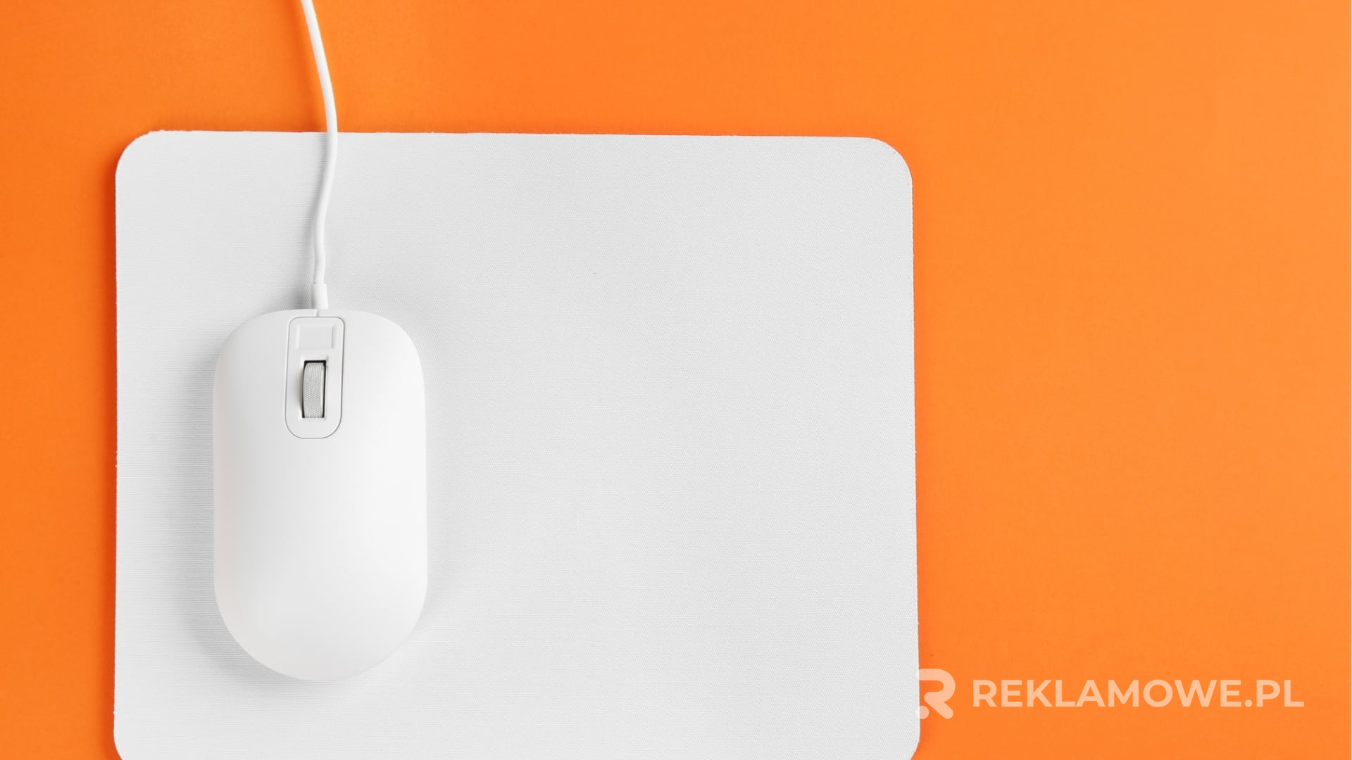 Podkładki reklamowe na stole kawiarnianym