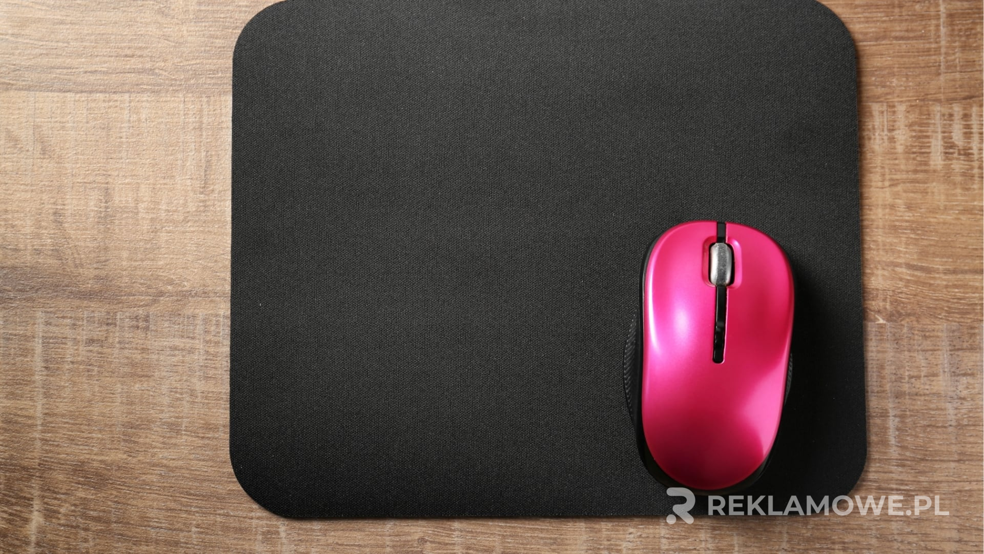 Różne typy podkładek reklamowych na biurku