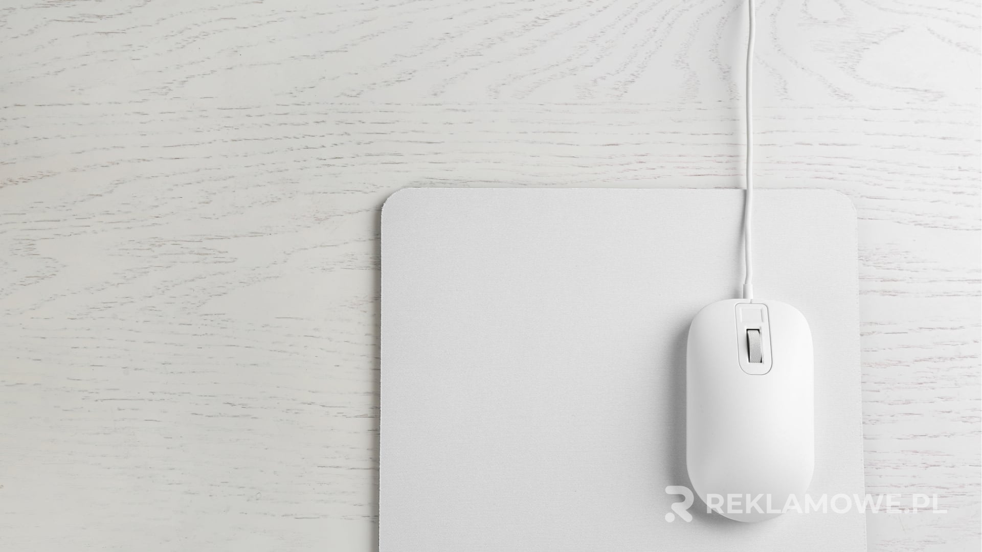 Skuteczność podkładek reklamowych w marketingu Podkładki reklamowe na stole w kawiarni